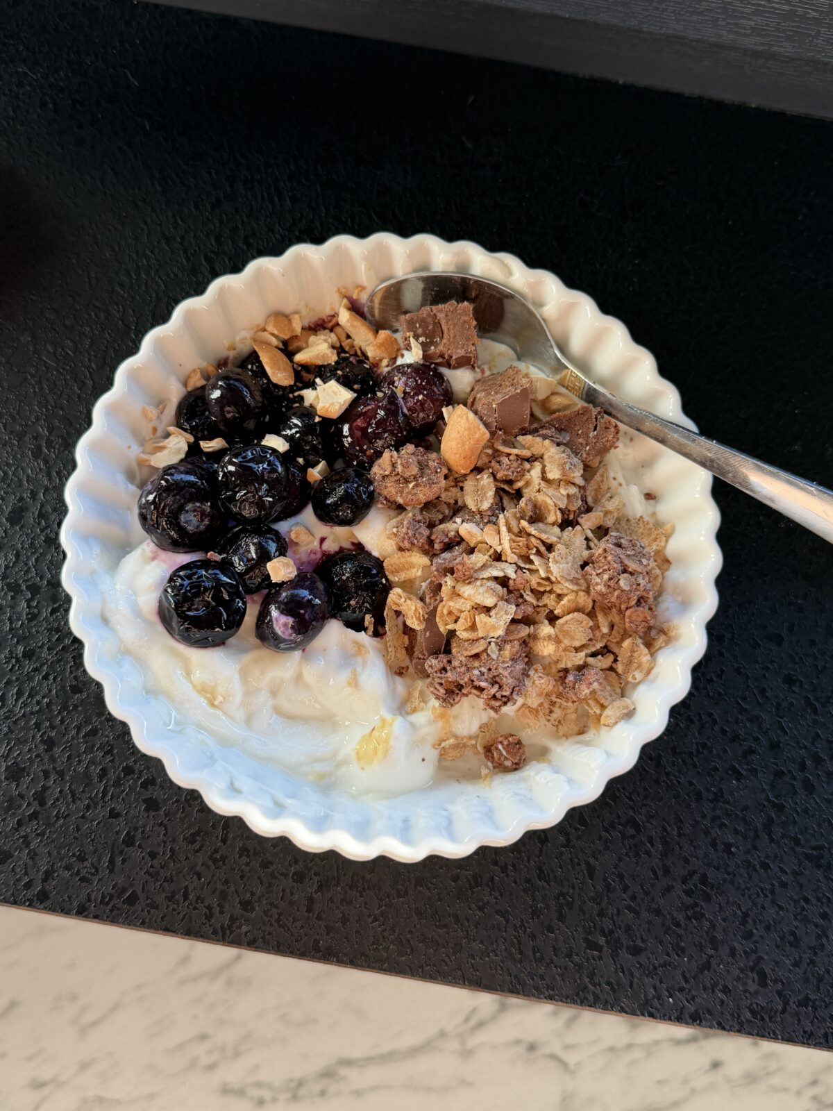Proteiinijogurtiga vahepala granola ja marjadega