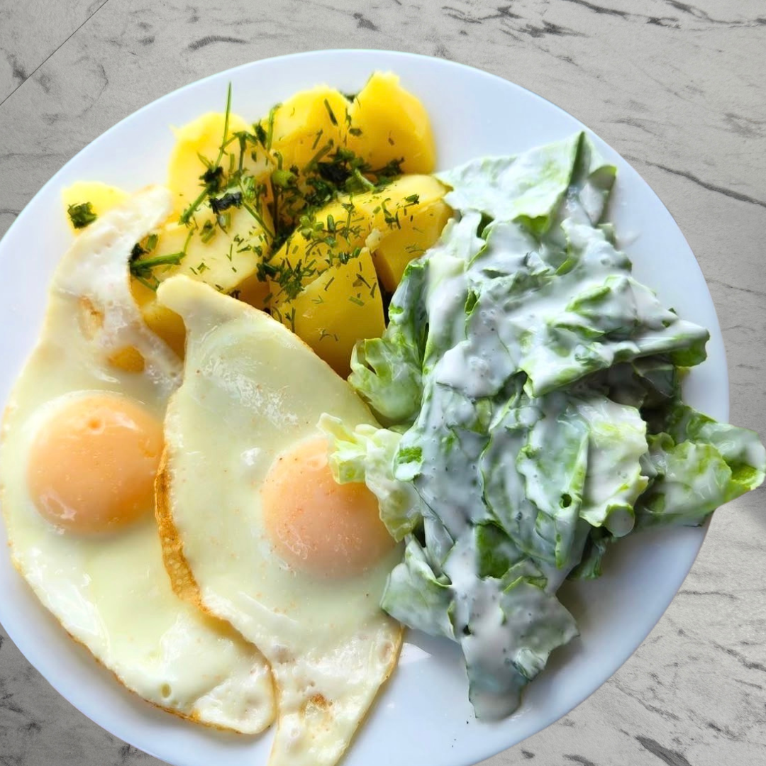 Kartul, praemuna ja roheline hapukooresalat