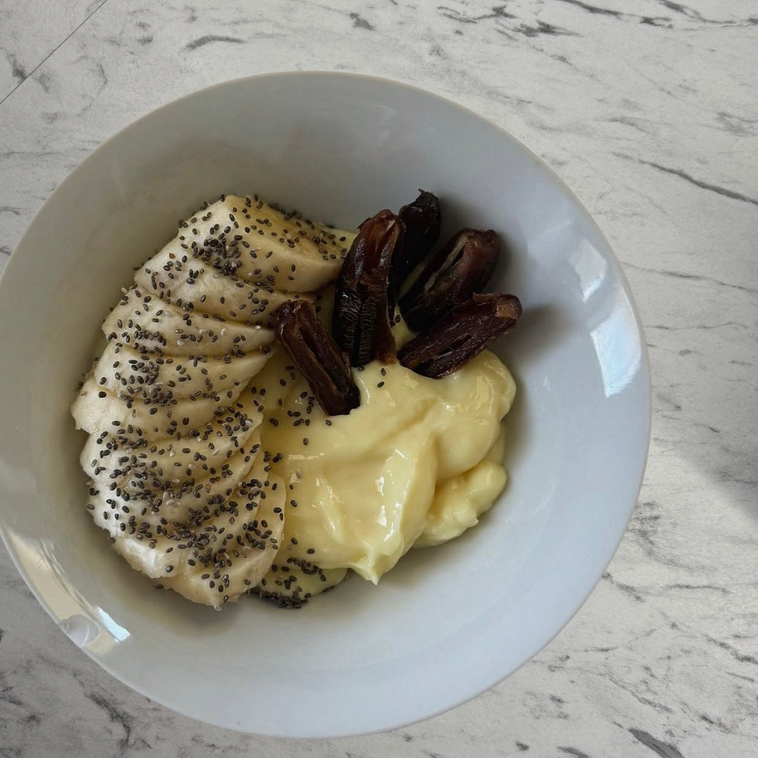 Proteiinipuding datlid, banaan ja chia seemmned