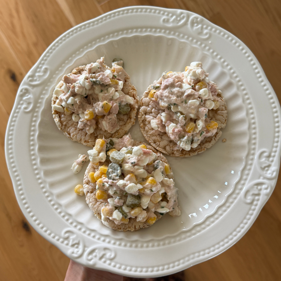 Tuunikala-kodujuustusalat galettidel