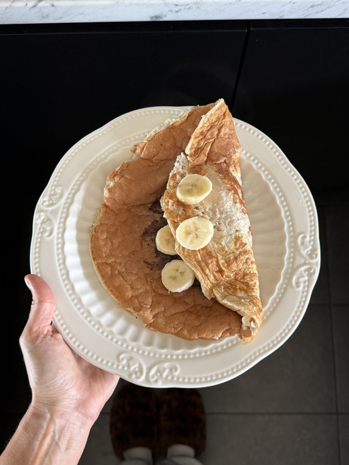 kodujuustu-kaerapannkook tumeda šokolaadiga, banaan ja mustikad
