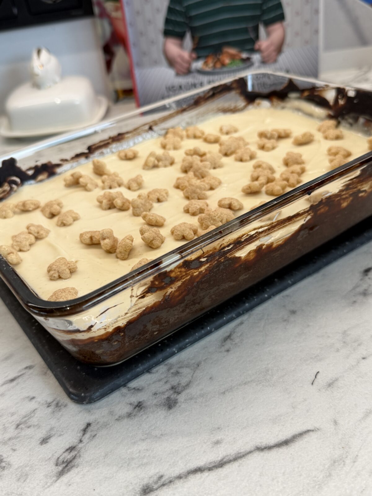 Banaani-brownie kook toorjuustu-vahukoore kattega